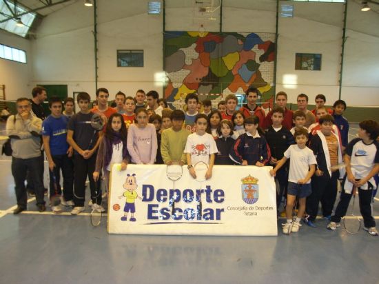 LA SALA ESCOLAR DE TOTANA ACOGE LA PRIMERA JORNADA DE BÁDMINTON DEL CAMPEONATO DE PROMOCIÓN DEPORTIVA DE LA REGIÓN DE MURCIA DE DEPORTE ESCOLAR CON LA PARTICIPACIÓN DE MÁS DE 60 ESCOLARES