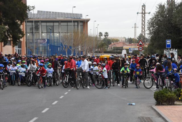  Un  total de 450 participantes se dieron cita en una nueva edición del "Día de la Bicicleta", que se celebró tras el aplazamiento registrado en diciembre a raíz de las lluvias 