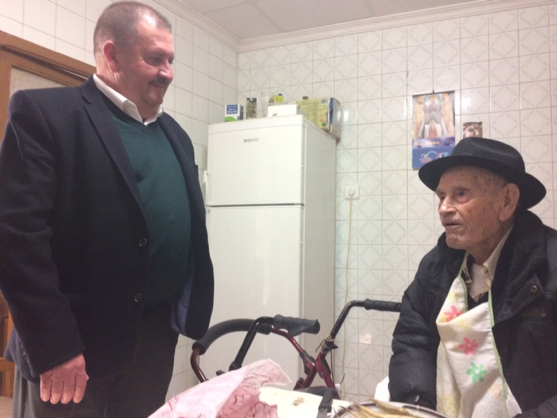 El alcalde felicita a Juan Tudela Piernas, el To Juan Rita, el vecino ms longevo de Totana, con motivo de su 106 cumpleaos