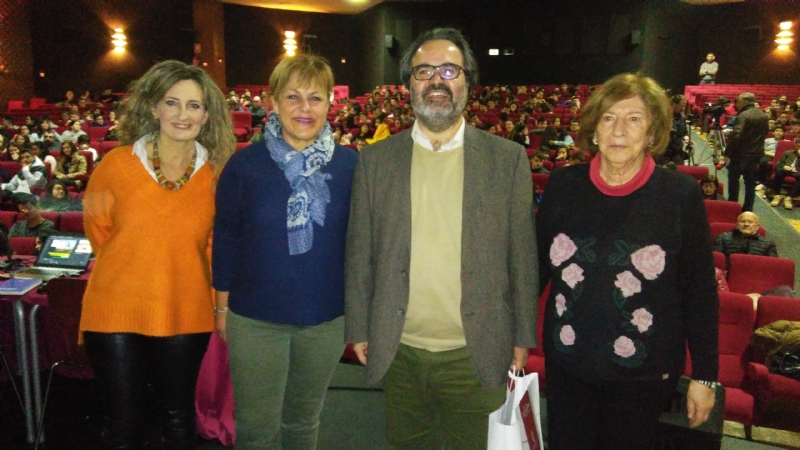 Más de 600 alumnos de cinco institutos de Totana y Alhama participan en la conferencia sobre edición genética del profesor Lluís Montoliú, organizada por la Consejería y el Centro de Estudios Médicos