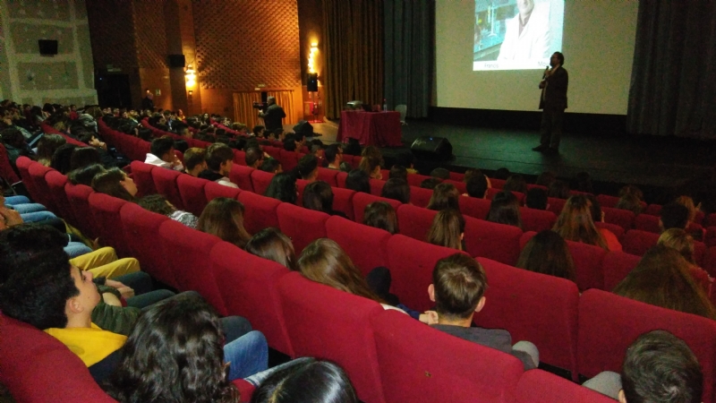 Ms de 600 alumnos de cinco institutos de Totana y Alhama participan en la conferencia sobre edicin gentica del profesor Llus Montoli, organizada por la Consejera y el Centro de Estudios Mdicos