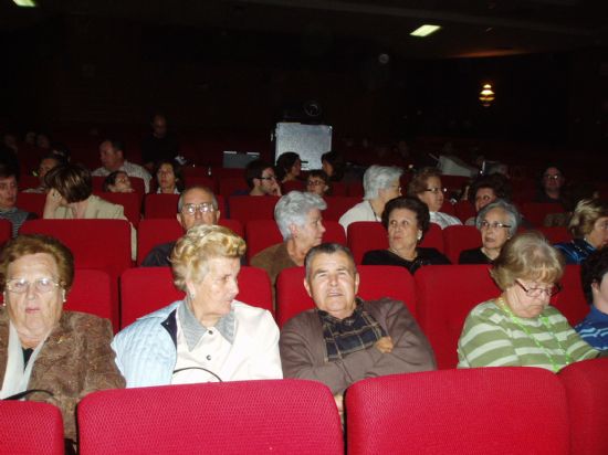 LA PUESTA EN ESCENA DE LA COMEDIA TEATRAL CASA CON DOS PUERTAS MALA ES DE GUARDAR DE CALDERN DE LA BARCA, EN LA SALA DE ARTES ESCNICAS DE LA LOCALIDAD,  CONT CON LA ASISTENCIA DE UN CENTENAR DE PERSONAS