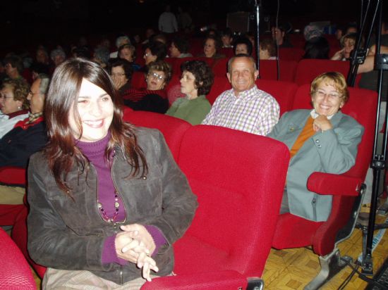 LA PUESTA EN ESCENA DE LA COMEDIA TEATRAL CASA CON DOS PUERTAS MALA ES DE GUARDAR DE CALDERN DE LA BARCA, EN LA SALA DE ARTES ESCNICAS DE LA LOCALIDAD,  CONT CON LA ASISTENCIA DE UN CENTENAR DE PERSONAS