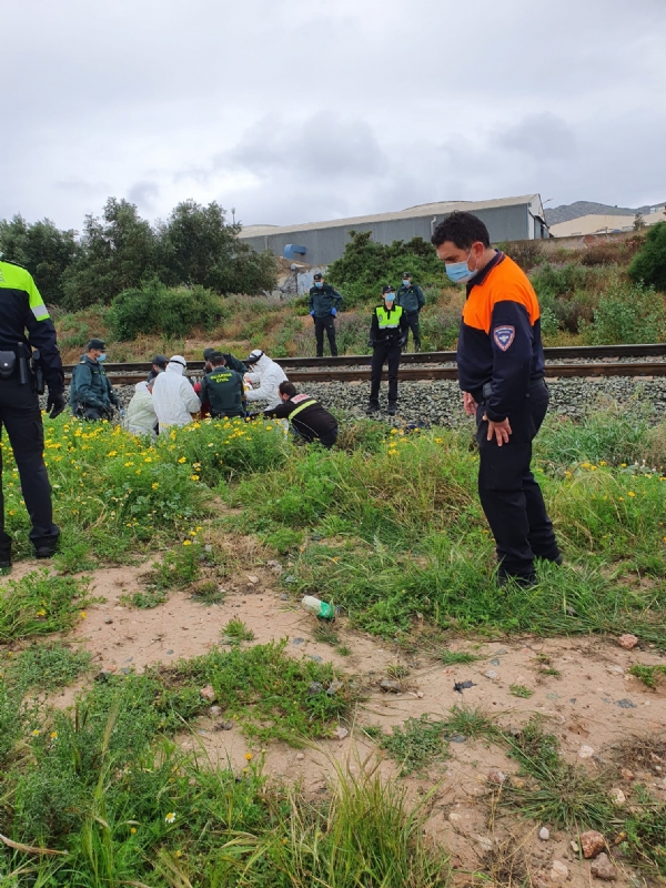 ATENCIN URGENTE: Encuentran vivo junto a las vas del tren a su paso por el barrio Olmpico-Las Peras al hombre desaparecido desde anoche en Totana, en aparente buen estado de salud