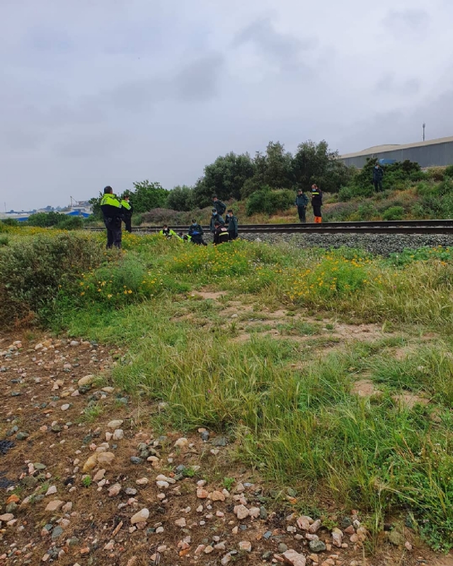 ATENCIN URGENTE: Encuentran vivo junto a las vas del tren a su paso por el barrio Olmpico-Las Peras al hombre desaparecido desde anoche en Totana, en aparente buen estado de salud
