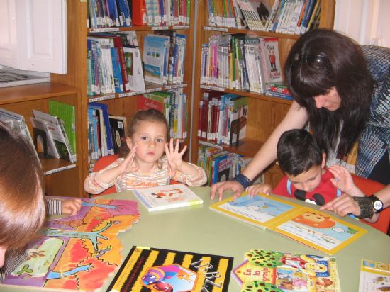 LOS ALUMNOS DEL PUNTO DE ATENCIÓN A LA INFANCIA "DOÑA PEPITA LÓPEZ GANDÍA", DENTRO DEL PROGRAMA DE "ANIMACIÓN A LA LECTURA" LLEVADO A CABO DESDE LA CONCEJALÍA DE CULTURA, VISITAN LA BIBLIOTECA MUNICIPAL Y DISFRUTAN CON UN CUENTACUENTOS