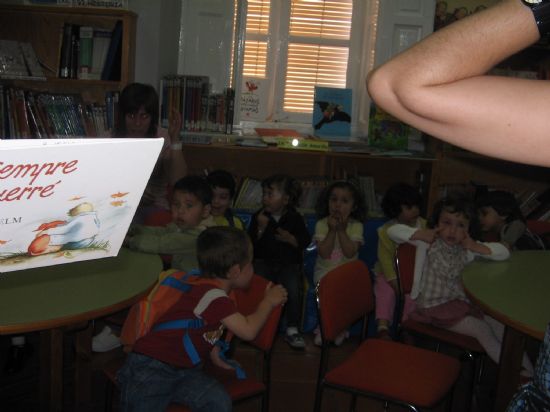 LOS ALUMNOS DEL PUNTO DE ATENCIÓN A LA INFANCIA "DOÑA PEPITA LÓPEZ GANDÍA", DENTRO DEL PROGRAMA DE "ANIMACIÓN A LA LECTURA" LLEVADO A CABO DESDE LA CONCEJALÍA DE CULTURA, VISITAN LA BIBLIOTECA MUNICIPAL Y DISFRUTAN CON UN CUENTACUENTOS