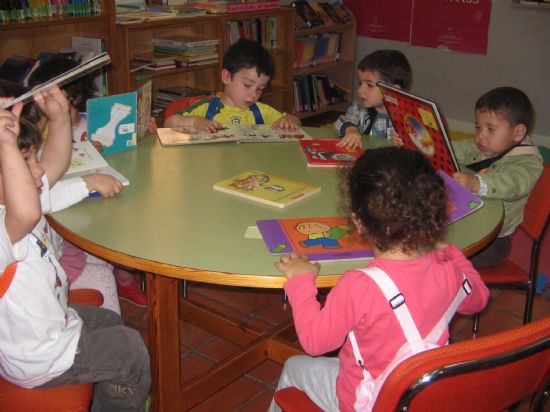 LOS ALUMNOS DEL PUNTO DE ATENCIÓN A LA INFANCIA "DOÑA PEPITA LÓPEZ GANDÍA", DENTRO DEL PROGRAMA DE "ANIMACIÓN A LA LECTURA" LLEVADO A CABO DESDE LA CONCEJALÍA DE CULTURA, VISITAN LA BIBLIOTECA MUNICIPAL Y DISFRUTAN CON UN CUENTACUENTOS