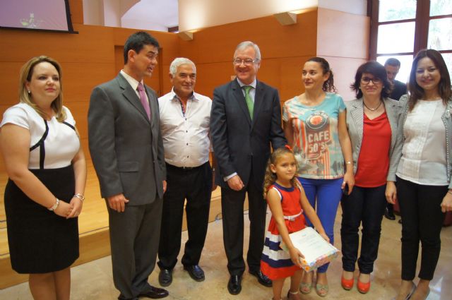 LA ALUMNA DEL COLEGIO "LUIS PÉREZ RUEDA", JULIA MÁRQUEZ, GANA EL CONCURSO DE DIBUJO "MI PUEBLO EUROPA" QUE SE REALIZÓ EN EL MARCO DE LAS JORNADAS EUROPEAS DESARROLLADAS EN TOTANA