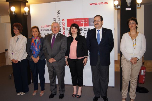 LA ALCALDESA DE TOTANA Y EL RECTOR DE LA UNIVERSIDAD DE MURCIA FIRMAN EL CONVENIO DE COLABORACIÓN PARA QUE LOS ALUMNOS DE LA UMU PARTICIPEN EN EL PROYECTO DE REFUERZO EDUCATIVO QUE SE LLEVA A CABO EN SIETE COLEGIOS EN TOTANA