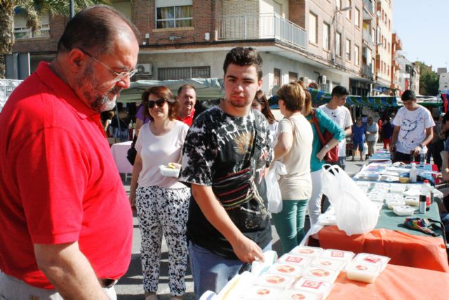 Autoridades municipales visitan el minimarket que los alumnos del Colegio Reina Sofa han organizado en el mercadillo semanal