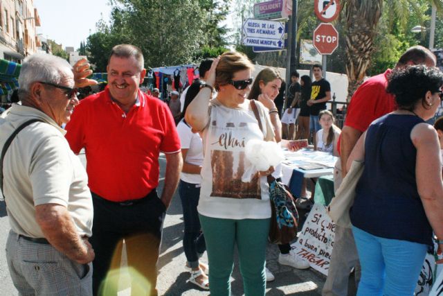 Autoridades municipales visitan el minimarket que los alumnos del Colegio Reina Sofía han organizado en el mercadillo semanal