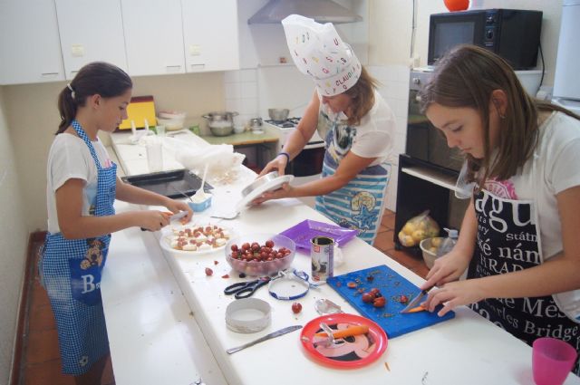 Un total de 94 nios participan en el Taller de Cocina Creativa que se desarrolla en distintos turnos durante el mes de julio dentro de las actividades del programa Totana Verano2015