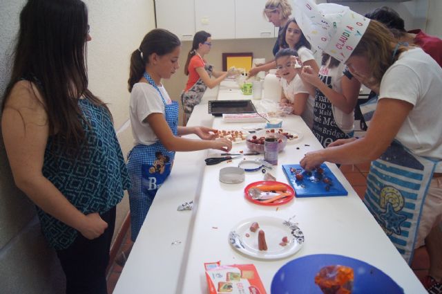 Un total de 94 nios participan en el Taller de Cocina Creativa que se desarrolla en distintos turnos durante el mes de julio dentro de las actividades del programa Totana Verano2015