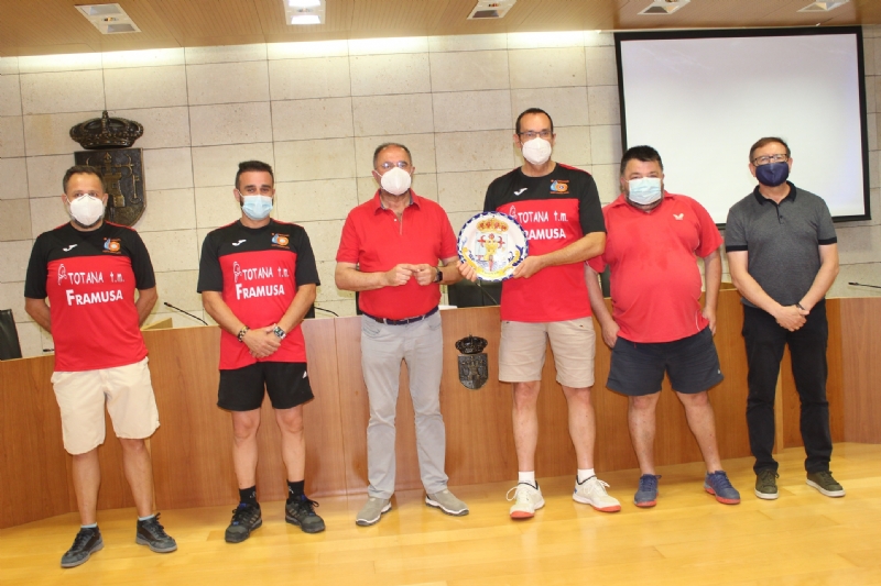 El Ayuntamiento realiza una recepción institucional al equipo Framusa Totana Tenis de Mesa por su éxito en los Campeonatos de España de Veteranos, celebrados en Antequera (Málaga)