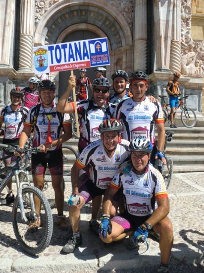 MÁS DE SESENTA CICLISTAS TOTANEROS CONSIGUEN EL JUBILEO TRAS REALIZAR LA PEREGRINACIÓN A CARAVACA DE LA CRUZ EN BICICLETA