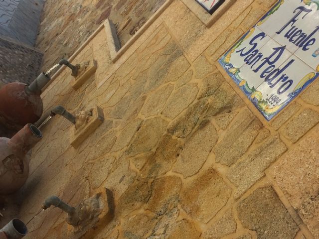 El Servicio Municipal de Aguas restablece el funcionamiento de la tradicional y emblemtica Fuente de San Pedro, ubicada junto al Arco de Las Olleras