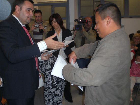 AUTORIDADES MUNICIPALES REALIZAN LA ENTREGA DE DIPLOMAS A LOS ALUMNOS DE UN TOTAL DE 12 CURSOS DEL SERVICIO DE EMPLEO Y FORMACIN IMPARTIDOS EN EL CENTRO DE DESARROLLO LOCAL