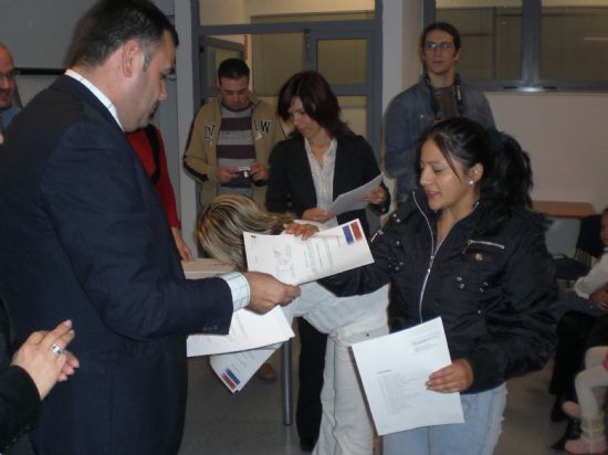 AUTORIDADES MUNICIPALES REALIZAN LA ENTREGA DE DIPLOMAS A LOS ALUMNOS DE UN TOTAL DE 12 CURSOS DEL SERVICIO DE EMPLEO Y FORMACIN IMPARTIDOS EN EL CENTRO DE DESARROLLO LOCAL