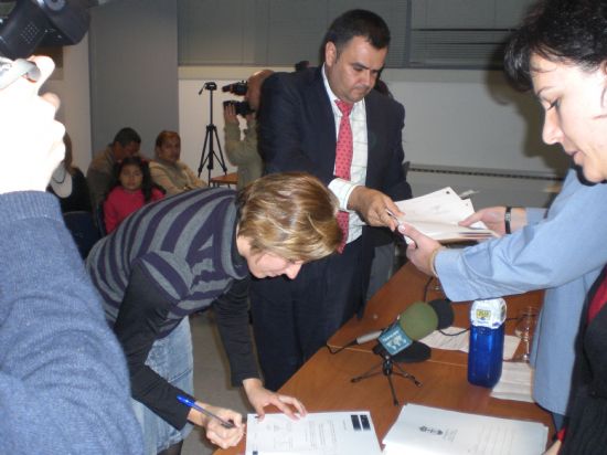 AUTORIDADES MUNICIPALES REALIZAN LA ENTREGA DE DIPLOMAS A LOS ALUMNOS DE UN TOTAL DE 12 CURSOS DEL SERVICIO DE EMPLEO Y FORMACIN IMPARTIDOS EN EL CENTRO DE DESARROLLO LOCAL