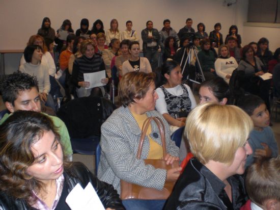 AUTORIDADES MUNICIPALES REALIZAN LA ENTREGA DE DIPLOMAS A LOS ALUMNOS DE UN TOTAL DE 12 CURSOS DEL SERVICIO DE EMPLEO Y FORMACIN IMPARTIDOS EN EL CENTRO DE DESARROLLO LOCAL