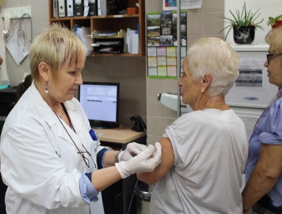 La campaa de vacunacin contra la gripe comienza hoy en la Regin de Murcia y se dispensa en los correspondientes centros de salud, previa cita