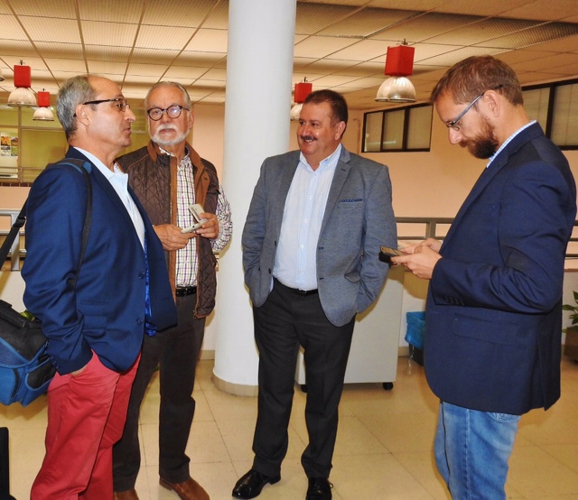Autoridades municipales acompaan a los afectados por la Lnea de Alta Tensin de la Planta Fotovoltaica en su reunin con el delegado del Gobierno en Murcia