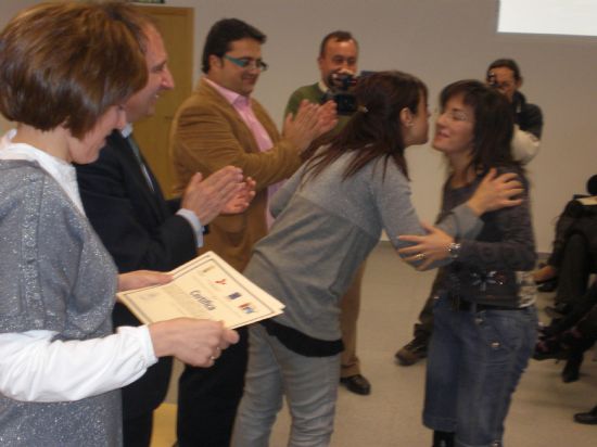 UN TOTAL DE 24 ALUMNOS RECIBEN LOS DIPLOMAS TRAS LA CLAUSURA DE LA ESCUELA TALLER NUEVAS TECNOLOGAS POR PARTE DE LAS AUTORIDADES MUNICIPALES