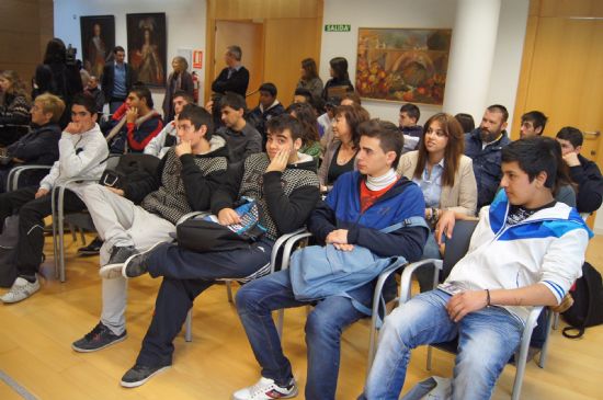 UCOMUR PRESENTA A ALUMNOS DE LOS PROGRAMAS EDUCATIVOS IMPULSADOS POR EL AYUNTAMIENTO, PROFESORES, DOCENTES E INTERESADOS EL PROYECTO "2 OPORTUNIDAD" PARA LA REINCORPORACIÓN AL MERCADO LABORAL