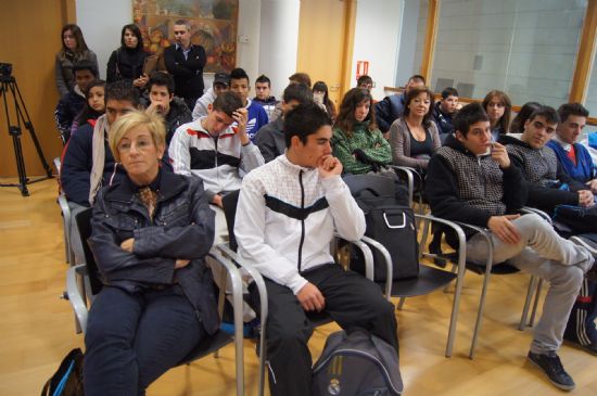 UCOMUR PRESENTA A ALUMNOS DE LOS PROGRAMAS EDUCATIVOS IMPULSADOS POR EL AYUNTAMIENTO, PROFESORES, DOCENTES E INTERESADOS EL PROYECTO "2 OPORTUNIDAD" PARA LA REINCORPORACIÓN AL MERCADO LABORAL