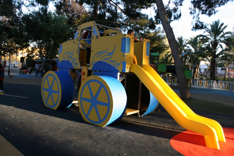 Vdeo. Abierta al pblico la nueva rea de juegos infantiles del parque municipal Marcos Ortiz, que se ha rehabilitado en profundidad con un presupuesto de 81.000 euros