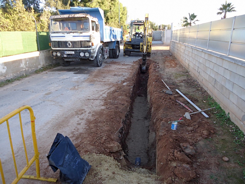 Comienzan las obras de renovacin de la tubera de distribucin de agua potable en el Camino del Polideportivo