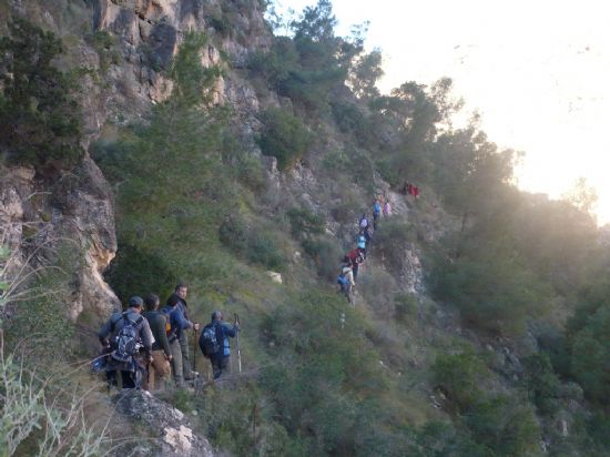 LA RUTA DE SENDERISMO POR EL CAN DE ALMADENES, ORGANIZADA POR LA CONCEJALA DE DEPORTES, CONT CON MEDIO CENTENAR DE PERSONAS
