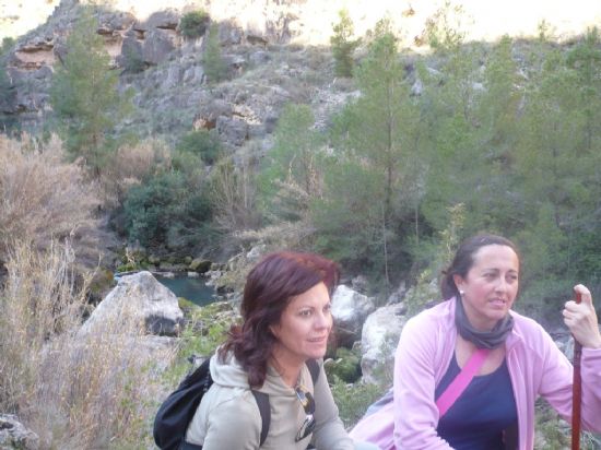 LA RUTA DE SENDERISMO POR EL CAN DE ALMADENES, ORGANIZADA POR LA CONCEJALA DE DEPORTES, CONT CON MEDIO CENTENAR DE PERSONAS
