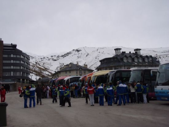 LA CONCEJALÍA DE DEPORTES ORGANIZA UN VIAJE A SIERRA NEVADA, ENMARCADO EN EL PROGRAMA DE AVENTURA, PARA PRACTICAR EL DEPORTE DEL ESQUÍ  A TRAVÉS DE UN CURSO, DURANTE EL FIN DE SEMANA DEL 13 Y 14 DE FEBRERO