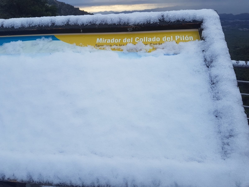 Se corta al trfico el acceso al Collado Bermejo desde Las Alqueras, en Sierra Espua, debido a las placas de hielo en la carretera