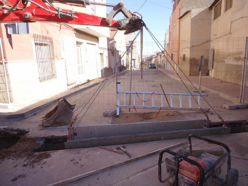 La Concejala de Aguas y Alcantarillado inicia las obras de renovacin de la red y acometidas de alcantarillado en el Callejn de la calle Valle del Guadalentn y calle Extremadura
