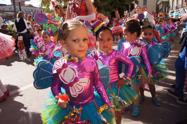   Cientos de personas reciben el Carnaval Infantil2015 que ha ambientado con ritmo, color y fantasía las calles de la localidad