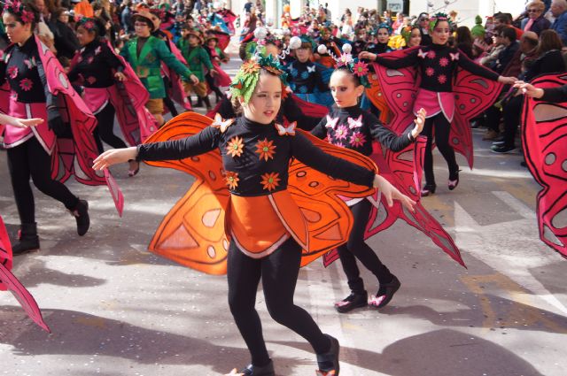   Cientos de personas reciben el Carnaval Infantil2015 que ha ambientado con ritmo, color y fantasía las calles de la localidad