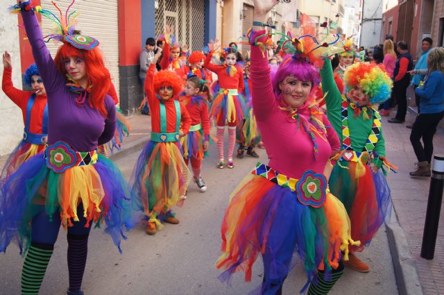   Cientos de personas reciben el Carnaval Infantil2015 que ha ambientado con ritmo, color y fantasía las calles de la localidad