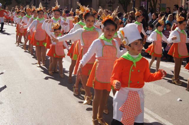   Cientos de personas reciben el Carnaval Infantil2015 que ha ambientado con ritmo, color y fantasía las calles de la localidad