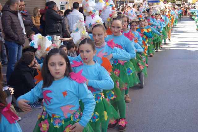   Cientos de personas reciben el Carnaval Infantil2015 que ha ambientado con ritmo, color y fantasía las calles de la localidad