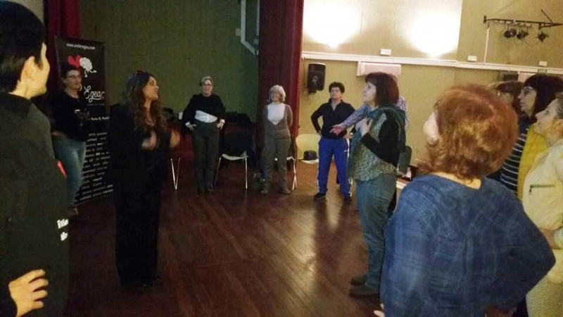 Un grupo de mujeres participa en la actividad La magia de tus sueos que coordin la neurocoach, Ester Egea, dentro de las actividades del Da de la Mujer