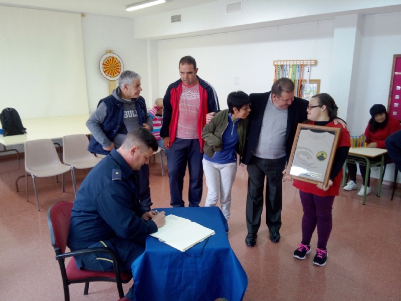 El Centro de Día para Personas con Discapacidad Intelectual "José Moyá Trilla" recibe la visita del comandante del Escuadrón de Vigilancia Aérea de Sierra Espuña (EVA-13)