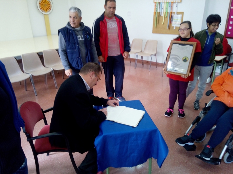 El Centro de Día para Personas con Discapacidad Intelectual "José Moyá Trilla" recibe la visita del comandante del Escuadrón de Vigilancia Aérea de Sierra Espuña (EVA-13)