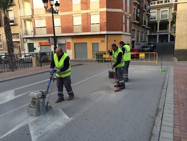Realizan trabajos de repintado de la sealizacin horizontal en algunas calles del centro urbano de la ciudad