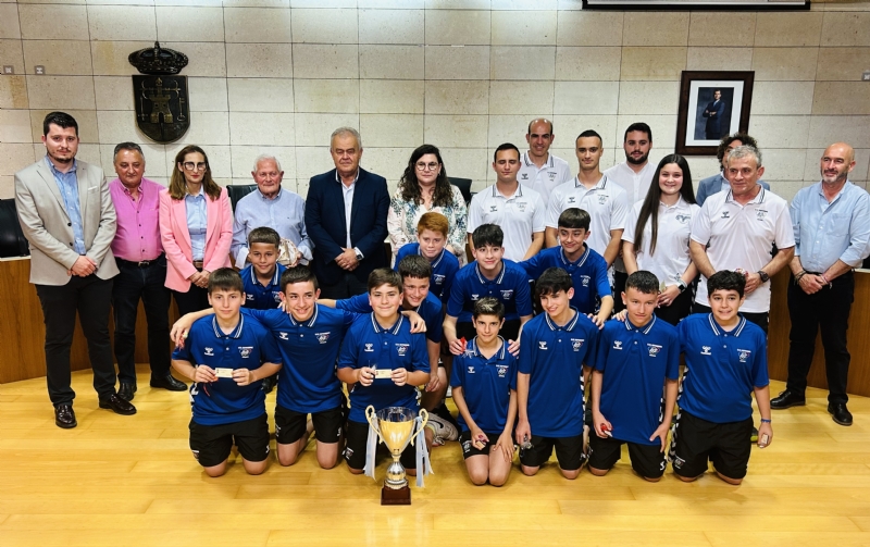 Realizan una recepción institucional al equipo infantil del Club Fútbol Sala Capuchinos tras proclamarse campeón de Liga esta temporada 2024/25
