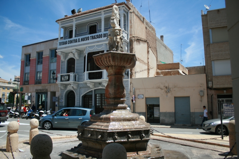 Se aprueba el pliego para licitar el contrato de las obras de rehabilitacin de la Fuente Juan de Uzeta y su entorno, en la plaza de la Constitucin