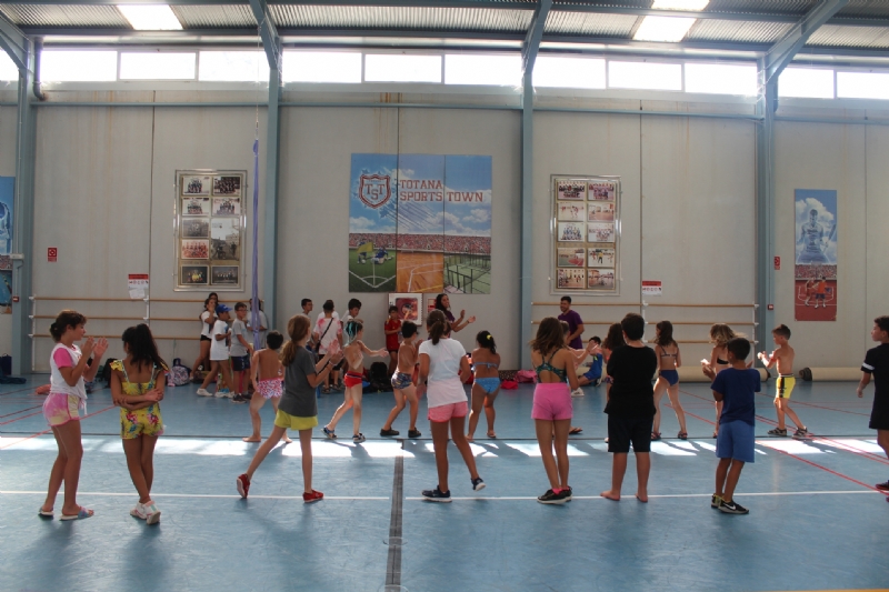 Vdeo. Celebran la clausura de la primera quincena del programa Escuela de Verano, realizado en el Polideportivo Municipal 6 de Diciembre