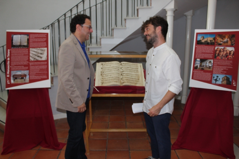 Se presenta el documental Un libro olvidado: El Manuscrito de Totana en un acto institucional celebrado en el Teatro Gins Rosa, dentro de los actos culturales de los festejos de Santiago